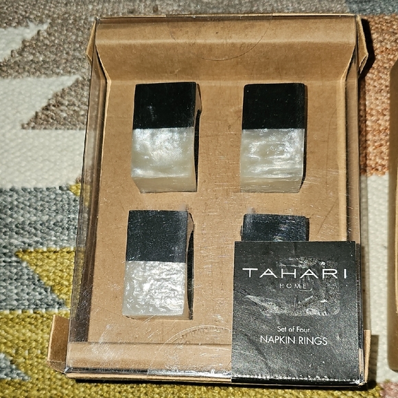 Set Of 8 Tahari Home Black and Cream/ White Square Napkin Rings